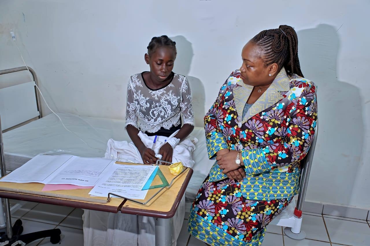 Fougamou : Camélia Ntoutoume Leclercq rend visite à deux candidats au BEPC hospitalisés