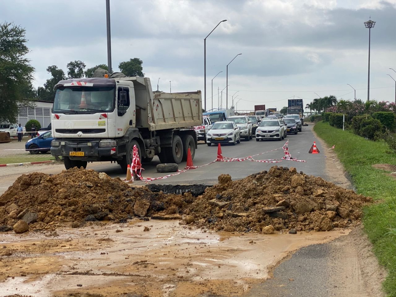 Owendo : un effondrement de route provoque un embouteillage important et paralyse la circulation