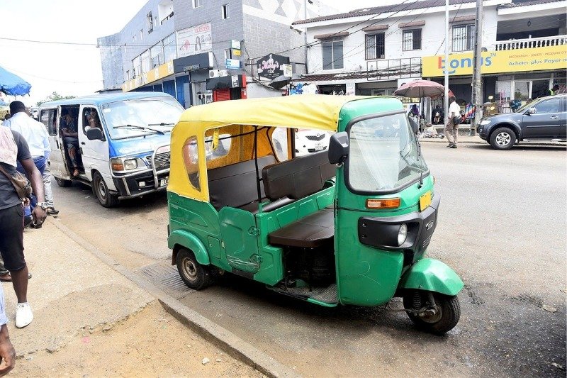 Des tricycles-taxis dans Libreville : confusion réglementaire autour d’une initiative non encadrée