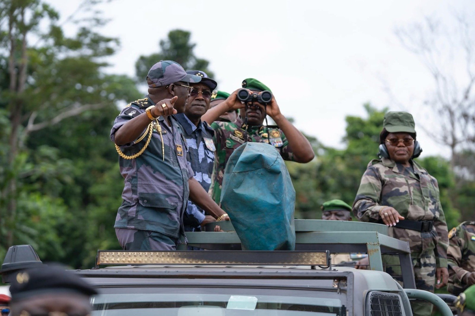 Exercice militaire “UKAL DIMBU 2025” : Oligui Nguema aux côtés des Forces Armées en manœuvre tactique