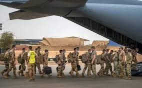 Fin d’une ère militaire : les troupes françaises quittent le Sénégal, sans que Dakar ne rompe avec Paris