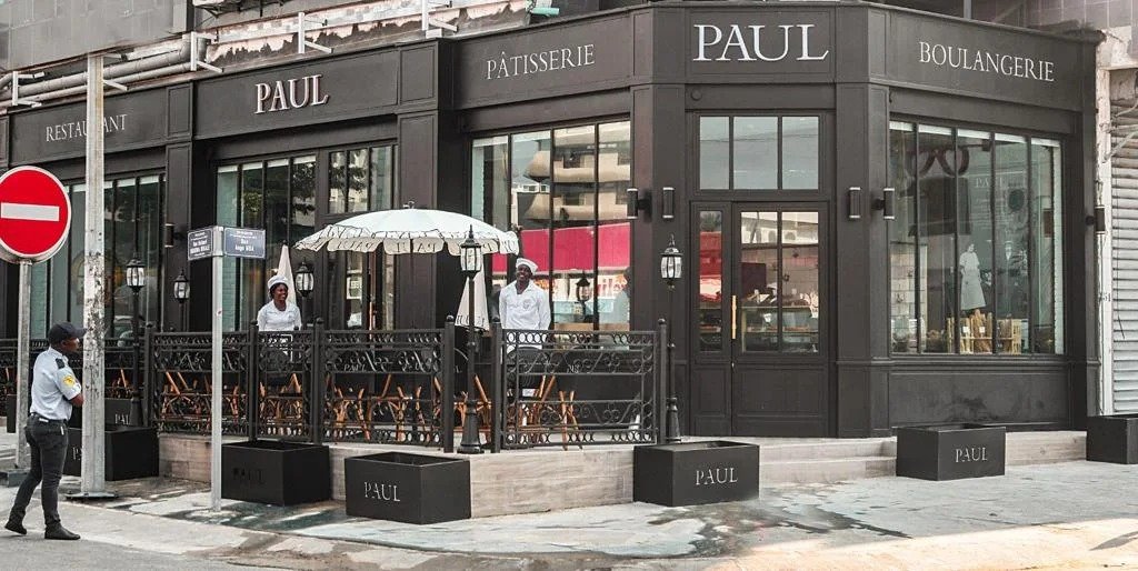 Quand la Boulangerie Paul vire au café du kongossa : l’indiscipline au menu du petit-déjeuner