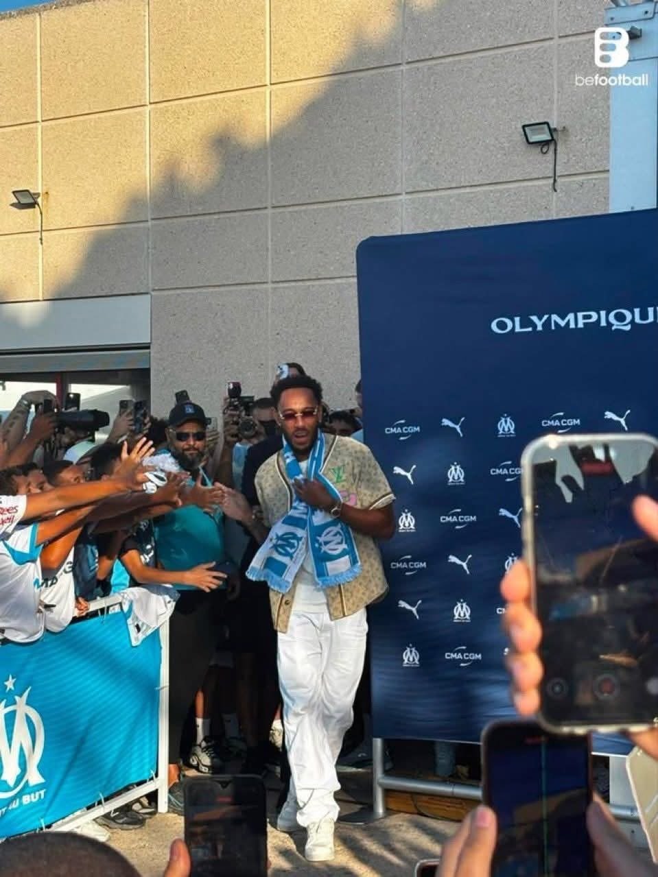 Pierre-Emerick Aubameyang fait vibrer Marseille : un accueil de folie à l’aéroport