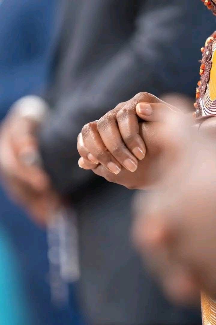 Fête de l’indépendance : quand la simplicité et la sobriété de la première dame émerveille la toile et inspire l’exemplarité