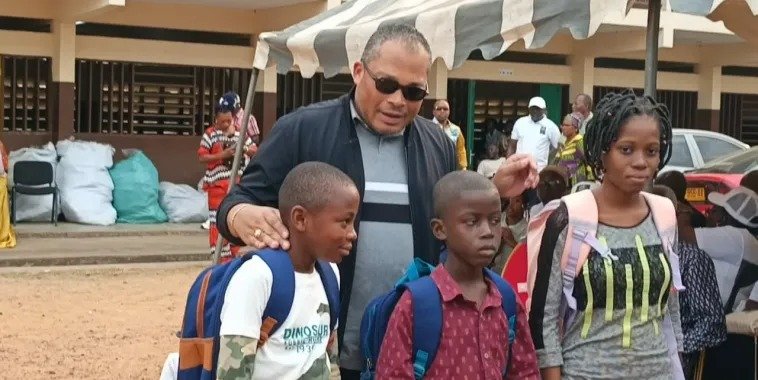 Le Dr Olivier Rebienot-Pellegrin investit dans l’avenir avec 700 kits scolaires offerts aux élèves du 4ᵉ arrondissement de Libreville.