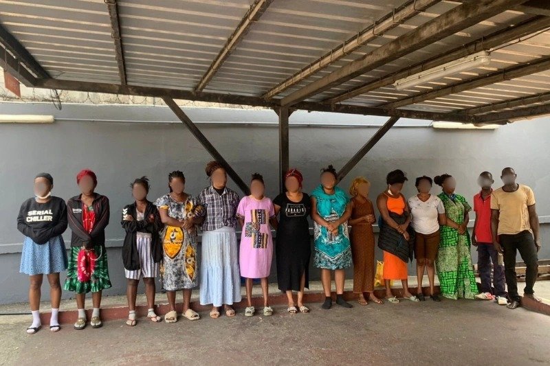 Démantèlement d’un réseau de prostitution en ligne à Libreville : le tribunal condamne les organisateurs à 12 mois de prison dont 8 avec sursis