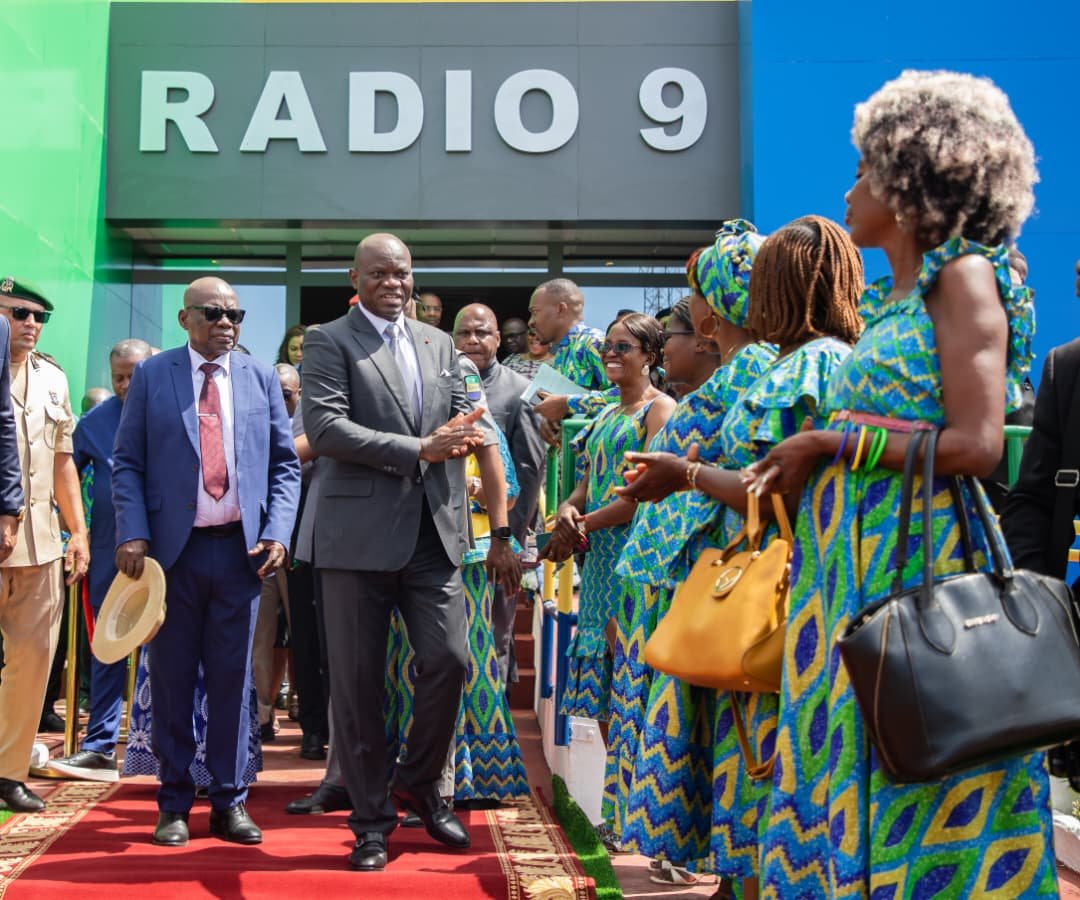 Oyem : Oligui Nguema inaugure une caserne de pompiers moderne, relance Radio 9 et remet des moyens roulants aux personnes handicapées