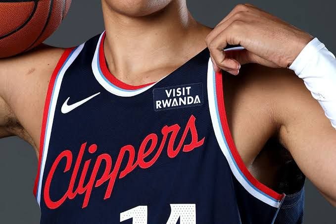  Anges Kevin NZIGOU présent la vision de la plateforme