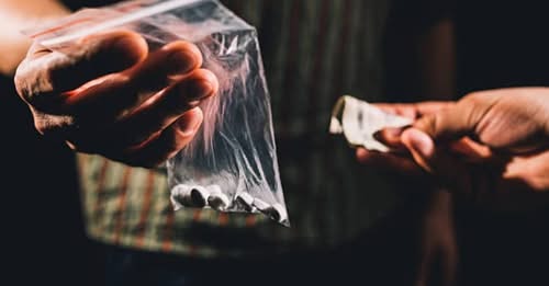 Libreville sous emprise du trafic de drogue : dans l’ombre des “Bouenzet” prospère l’économie de la survie