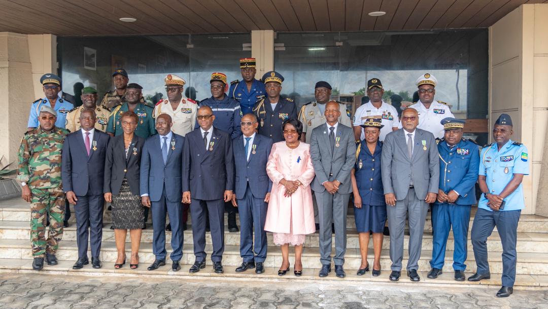 Défense nationale : une cérémonie d’hommage et de renforcement marquée par des décorations et la remise de matériel pour les recrues