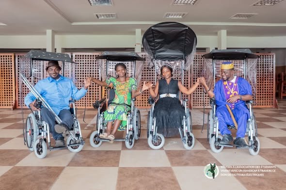 Journée internationale des Droits humains : l’Association Colibri offre des fauteuils roulants électriques aux étudiants à mobilité réduite