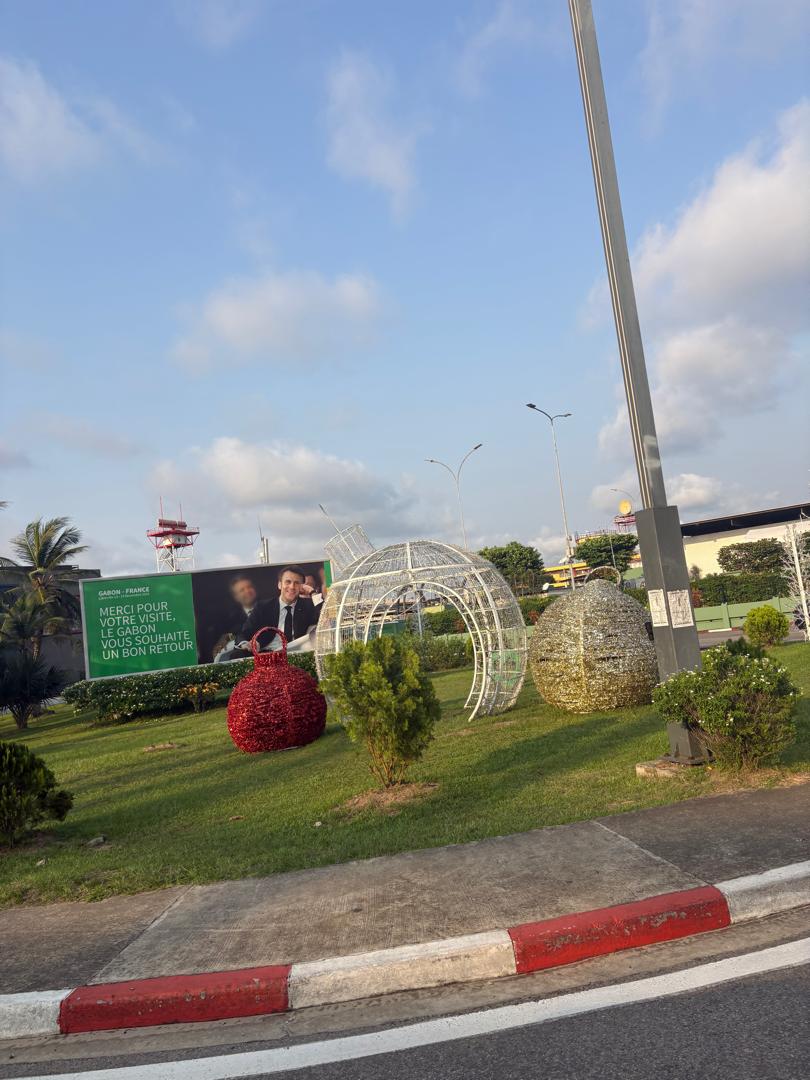 Libreville toujours bardée d’affiches pour Emmanuel Macron : oubli ou message politique ?