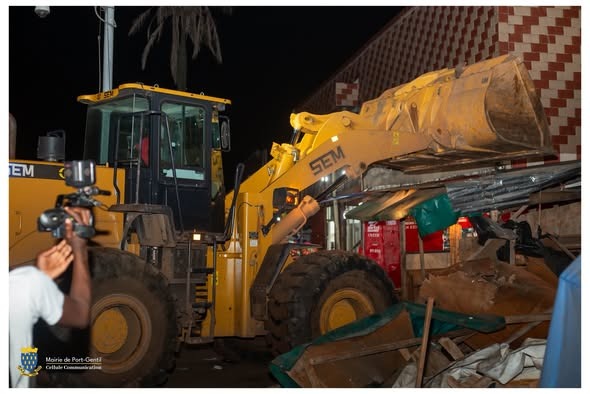 Port-Gentil : le Maire Pascal Houangni Ambouroue met fin aux installations anarchiques au marché du Grand Village