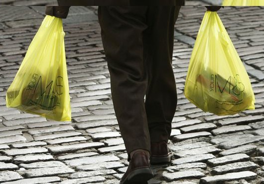 Retour des sachets plastiques : le manque de suivi et de sanctions en cause