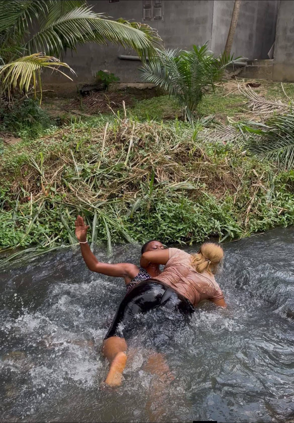 Infidélité : rixe entre deux femmes dans le canal de Nzeng-Ayong pour un homme