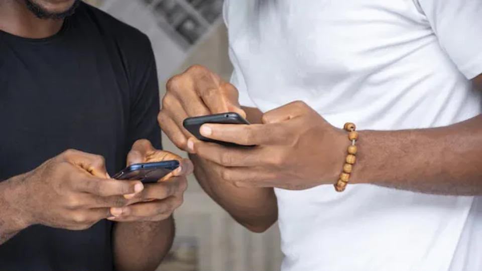 Gabon : l’ARCEP traque les appareils non homologués pour sécuriser les usagers numériques
