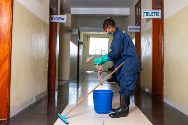 Santé : seuls 40 % des établissements disposent de toilettes propres et adaptés aux PVH