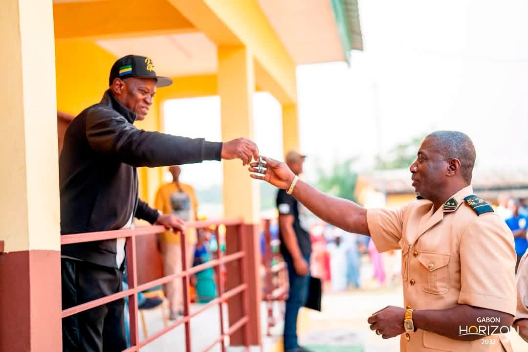 Remise des clés de 42 villas, rétablissement de l'eau et de l'électricité et livraison d'écoles : la série d'actions d'Oligui Nguema dans la Lékabi-Léwolo