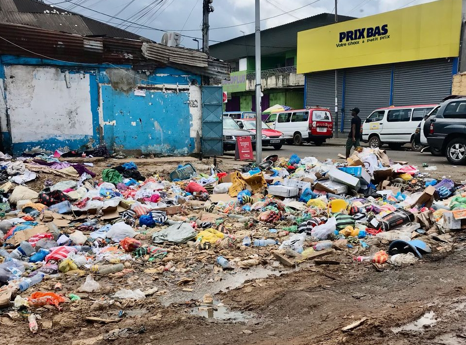 Grand Libreville : les mairies imposent le nettoyage des devantures et caniveaux