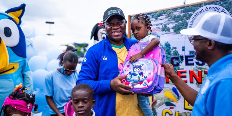 Port-Gentil : Oligui Nguema dote 1 500 enfants de kits scolaires et inspecte les chantiers éducatifs